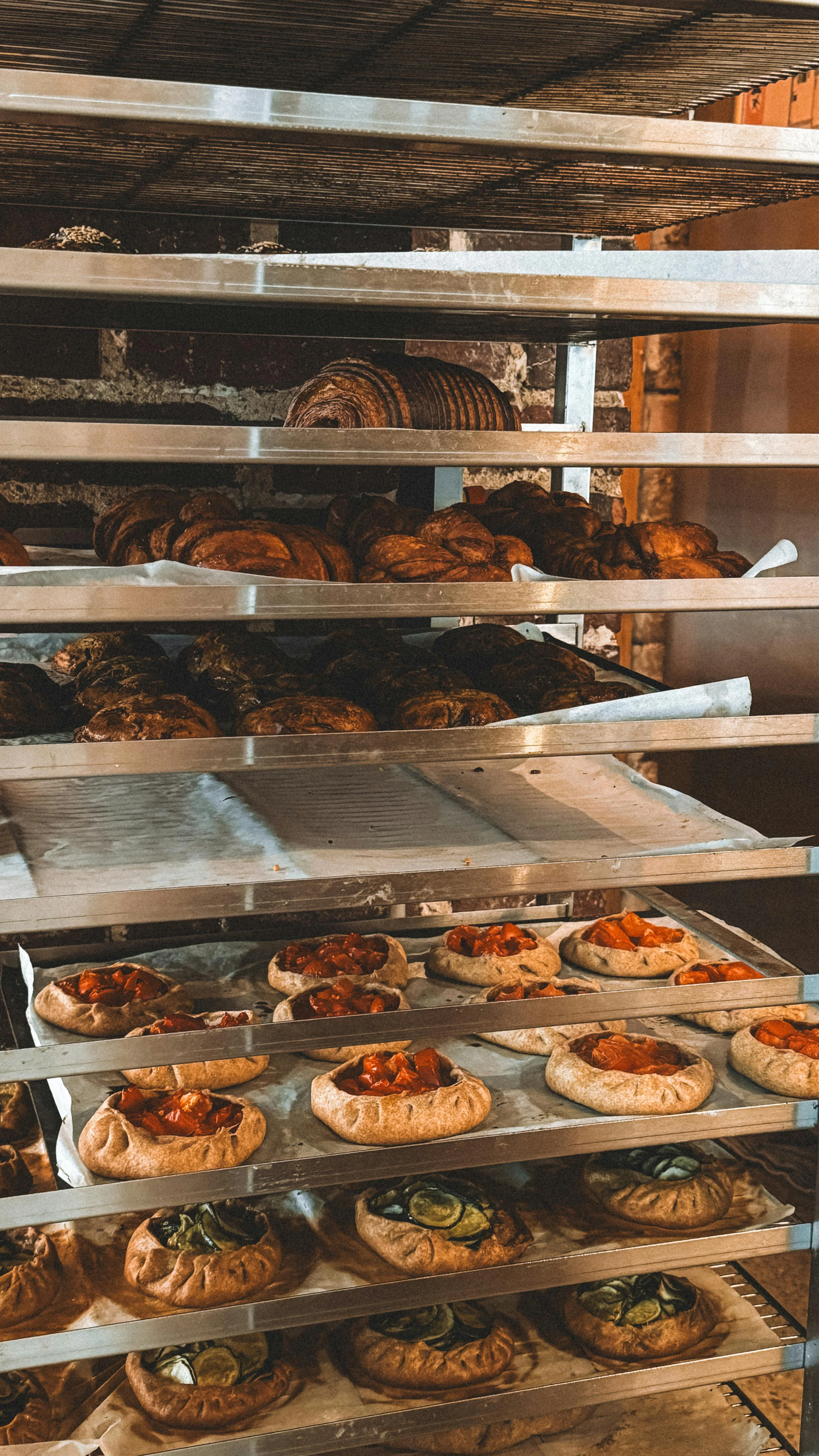 Croissants baignés dans la lumière dorée du matin — Le Viennoise, Montmartre