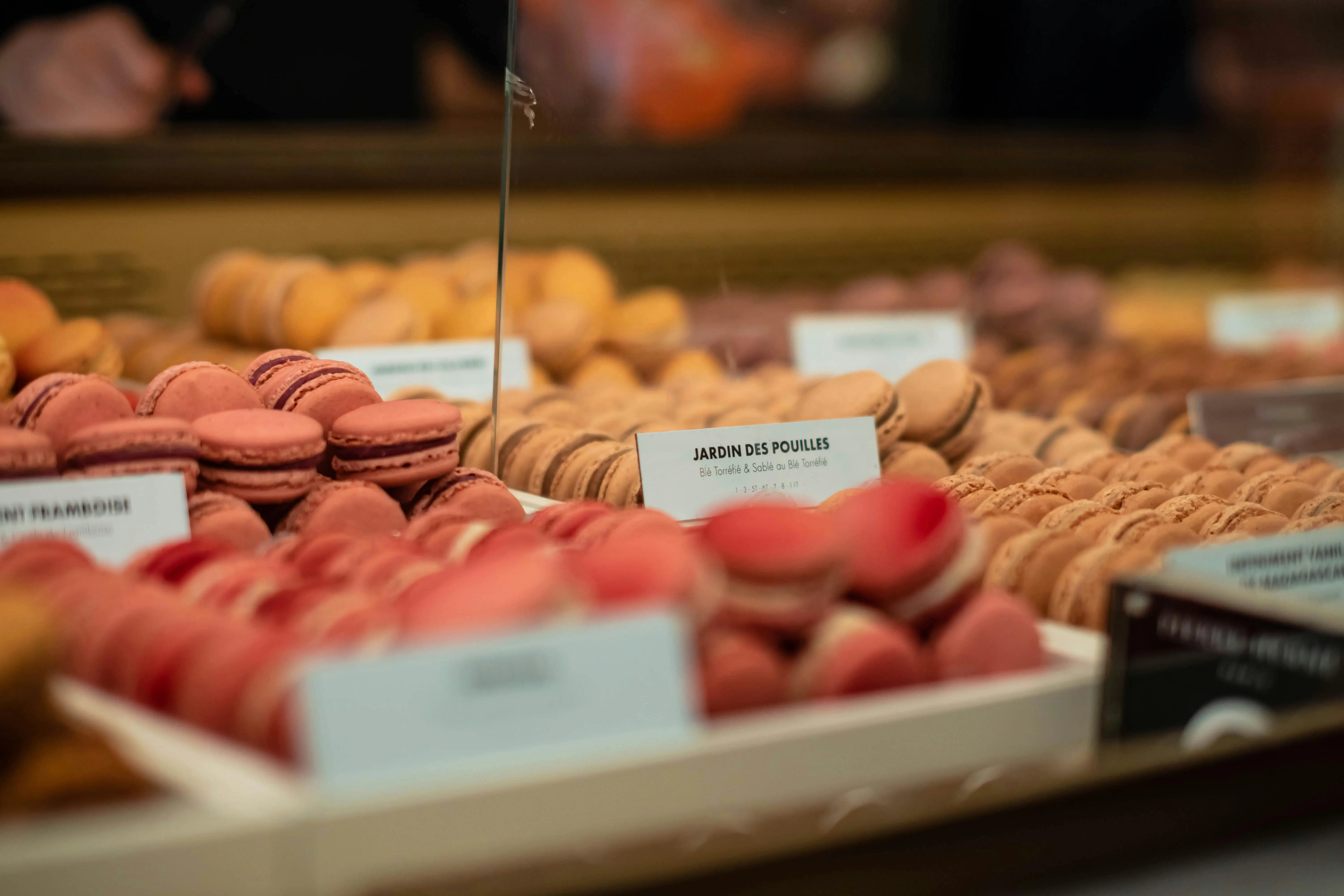 Étagères du four chargées de viennoiseries et galettes fraîchement cuites